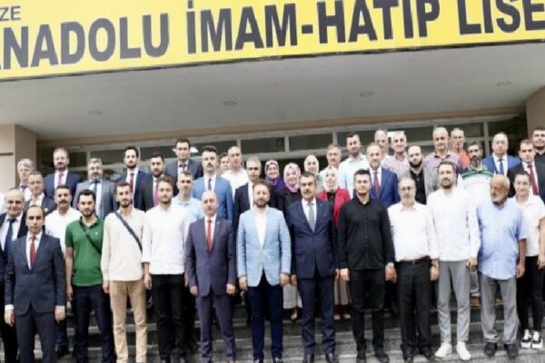 Bakan Tekin’den mezun olduğu liseye ziyaret