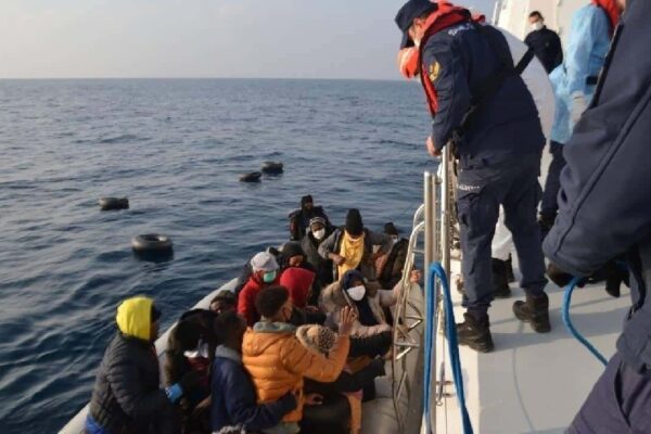 Balıkesir Operasyonunda 58 Düzensiz Göçmen Yakalandı 3 İnsan Kaçakçısı Gözaltına Alındı