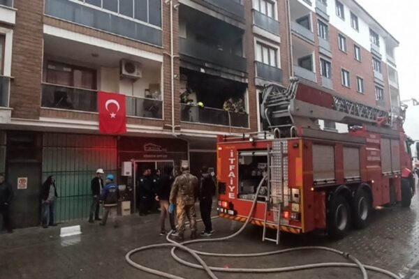 Balıkesir’de Apartmanda Yangın Çıktı: 4 Kişi Dumandan Etkilendi