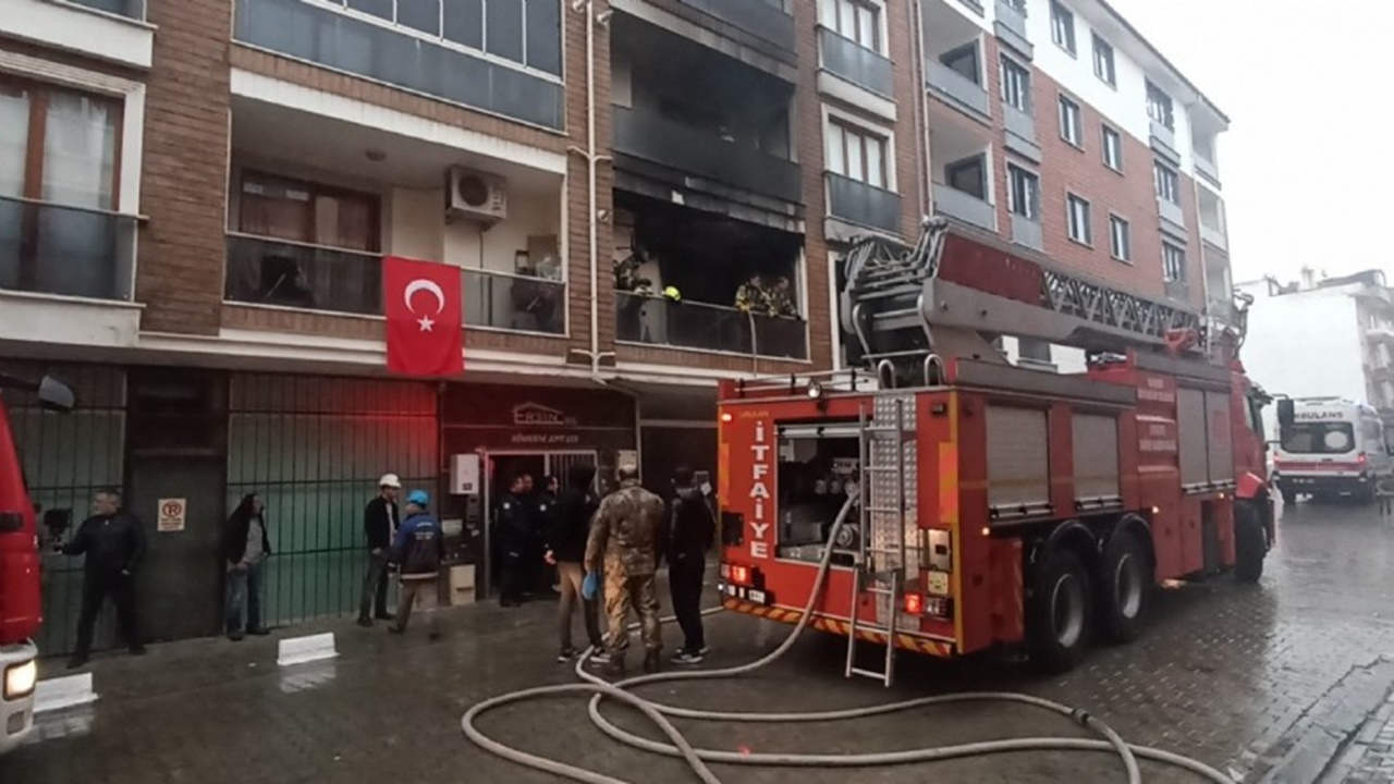 balıkesirde apartmanda yangın Çıktı 4 kişi dumandan etkilendi