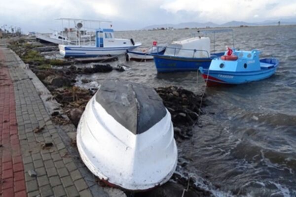 Balıkesir’de Kuvvetli Fırtına Ve Yağış
