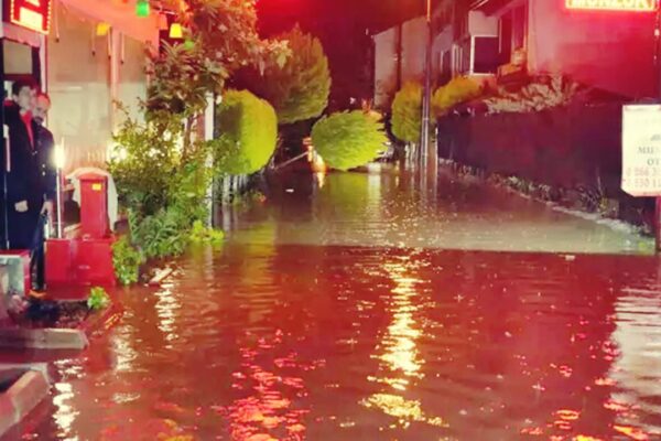 Balıkesir’de Sağanak Ve Lodos Hayatı Olumsuz Etkiledi
