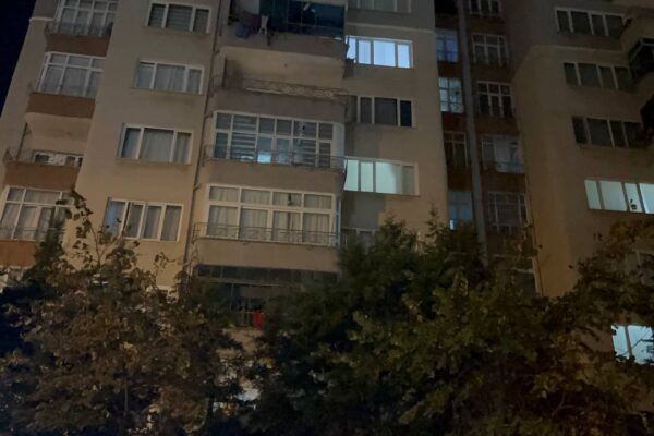 Balkondan Düşen Kadın Ağır Yaralandı