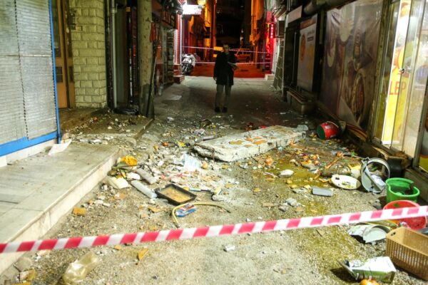 Balkonun Çökmesiyle Can Veren Kişinin Düşme Anı Güvenlik Kameralarınca Kaydedilmiş