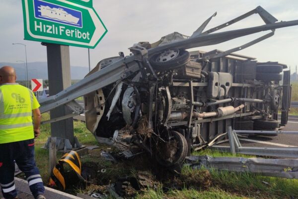 Bariyeri Parçalayarak Devrilen Kamyonetin Sürücüsü Yaralandı