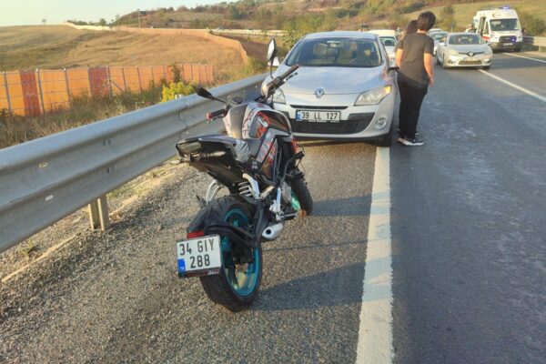 Bariyerlere Çarpan Motosikletteki 2 Kişi Yaralandı
