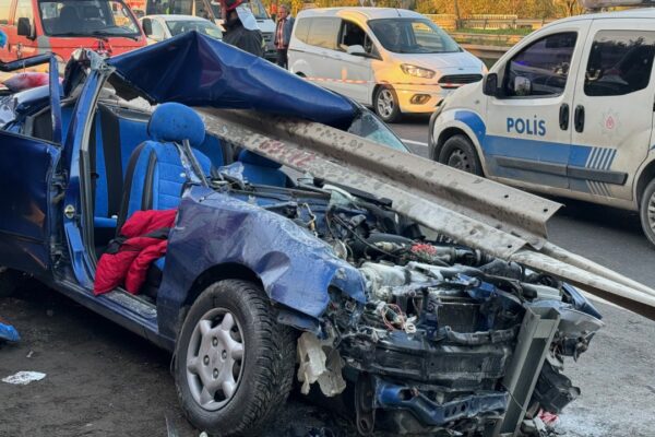 Bariyerlere Saplanan Araçta Ölen Anne İle Oğlu Defnedildi