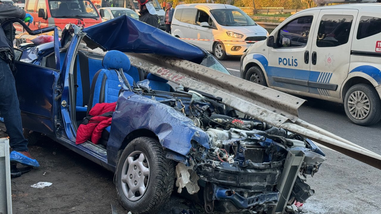 bariyerlere saplanan araçta Ölen anne İle oğlu defnedildi