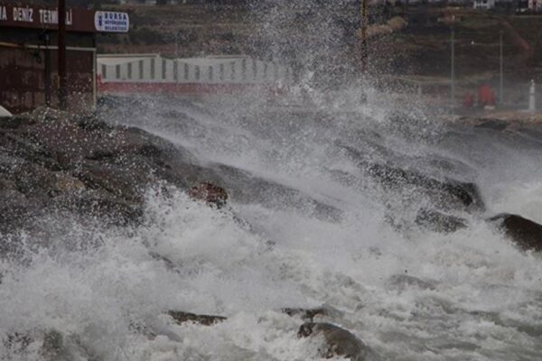 Batı Karadeniz’e Yarın Şiddetli Fırtına Uyarısı