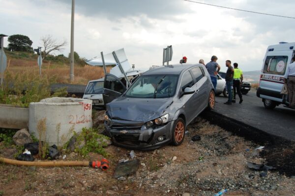 Bayramiç Kavşağında Meydana Gelen Trafik Kazasında 3 Kişi Yaralandı