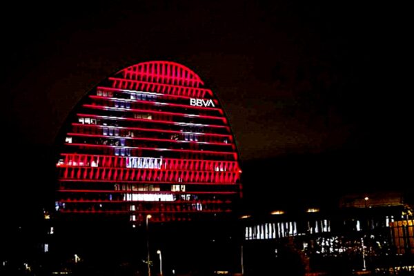 BBVA, Madrid Genel Müdürlük Binasını Türk Bayrağıyla Aydınlattı