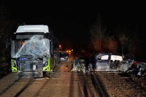 Belediye Otobüsü İle Otomobil Çarpıştı: 1 Ölü 2 Yaralı