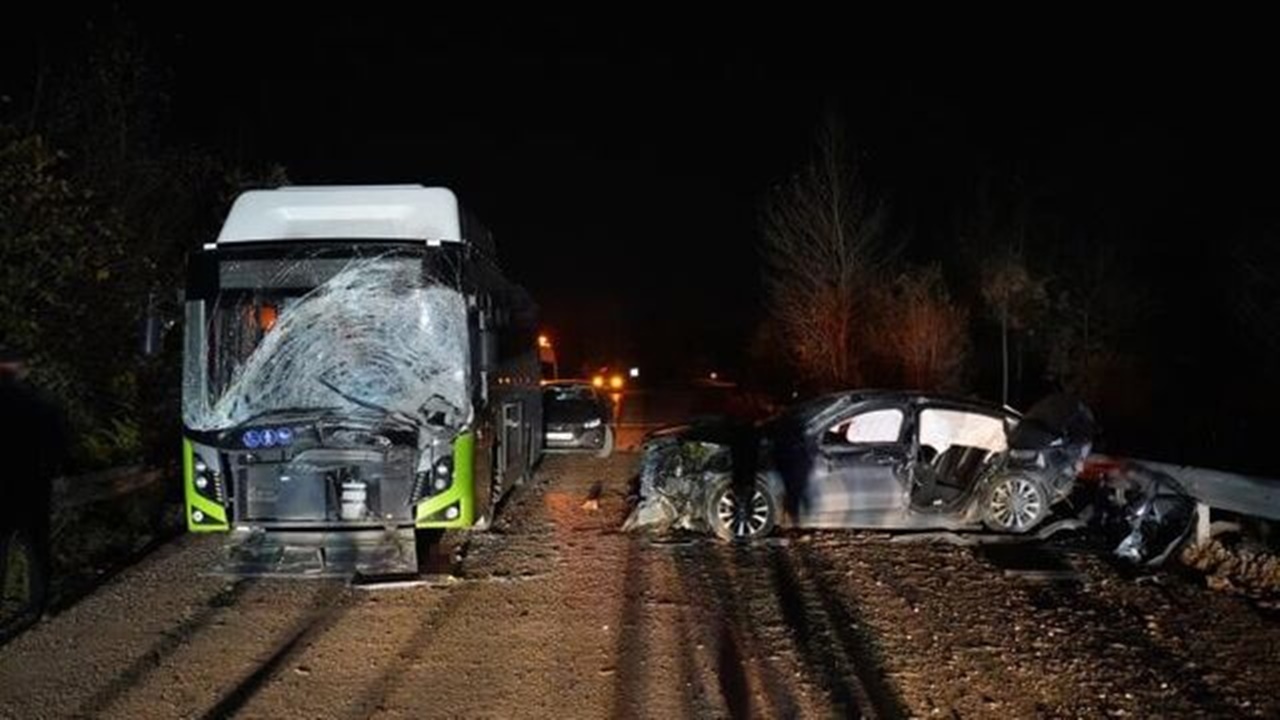 belediye otobüsü İle otomobil Çarpıştı 1 Ölü 2 yaralı
