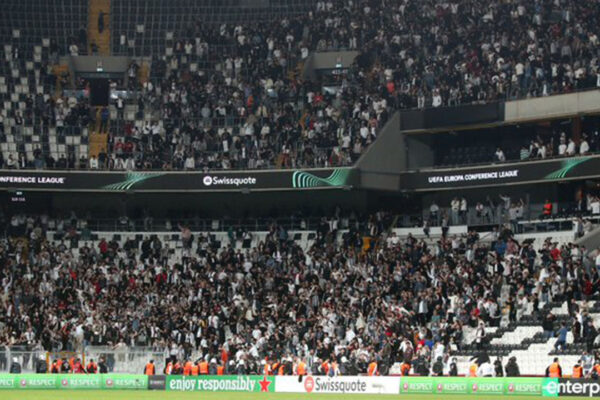 Beşiktaş Taraftarlarından Yönetime Sessiz Protesto! İlk 5 Dakika…