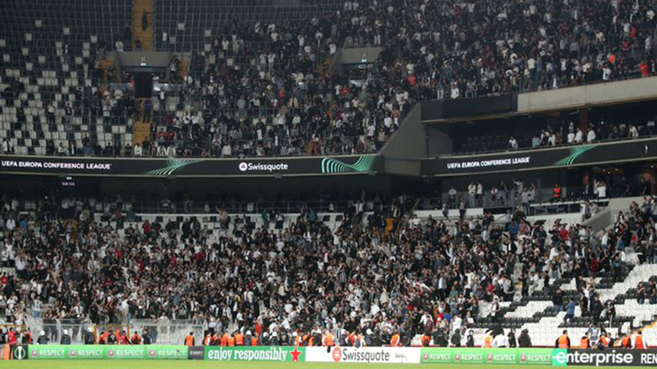 beşiktaş taraftarlarından yönetime sessiz protesto İlk 5 dakika