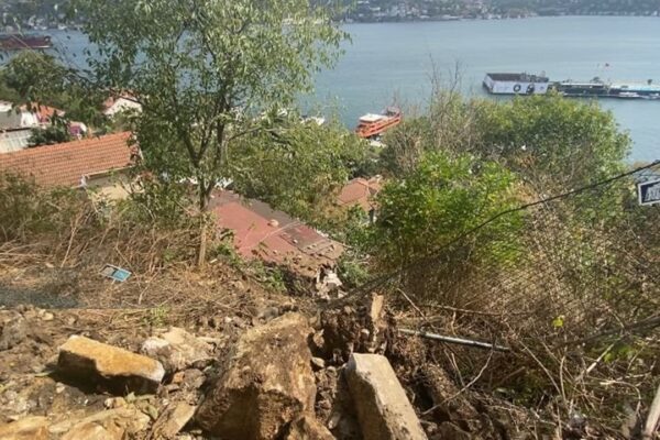 Beşiktaş’ta Şiddetli Yağışın Etkisiyle Kopan Kayalar Çevreye Zarar Verdi