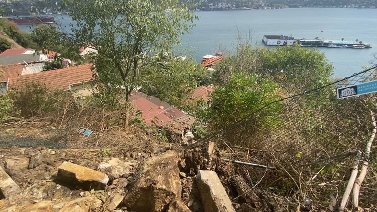 beşiktaşta Şiddetli yağışın etkisiyle kopan kayalar Çevreye zarar verdi