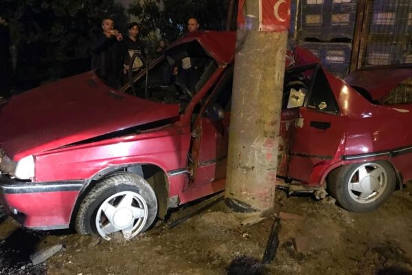 Beton Direğe Çarpan Otomobilin Sürücüsü Yaşamını Yitirdi