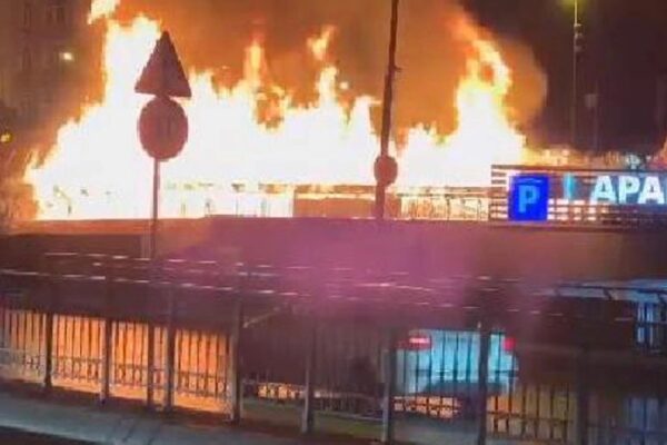 Beyoğlu Evlendirme Dairesi Bahçesindeki Yangın Kısa Sürede Kontrol Altına Alındı