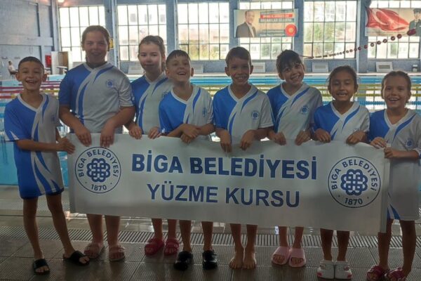 Biga Belediyesinin Yüzme Kursu Öğrencilerinden Büyük Başarı