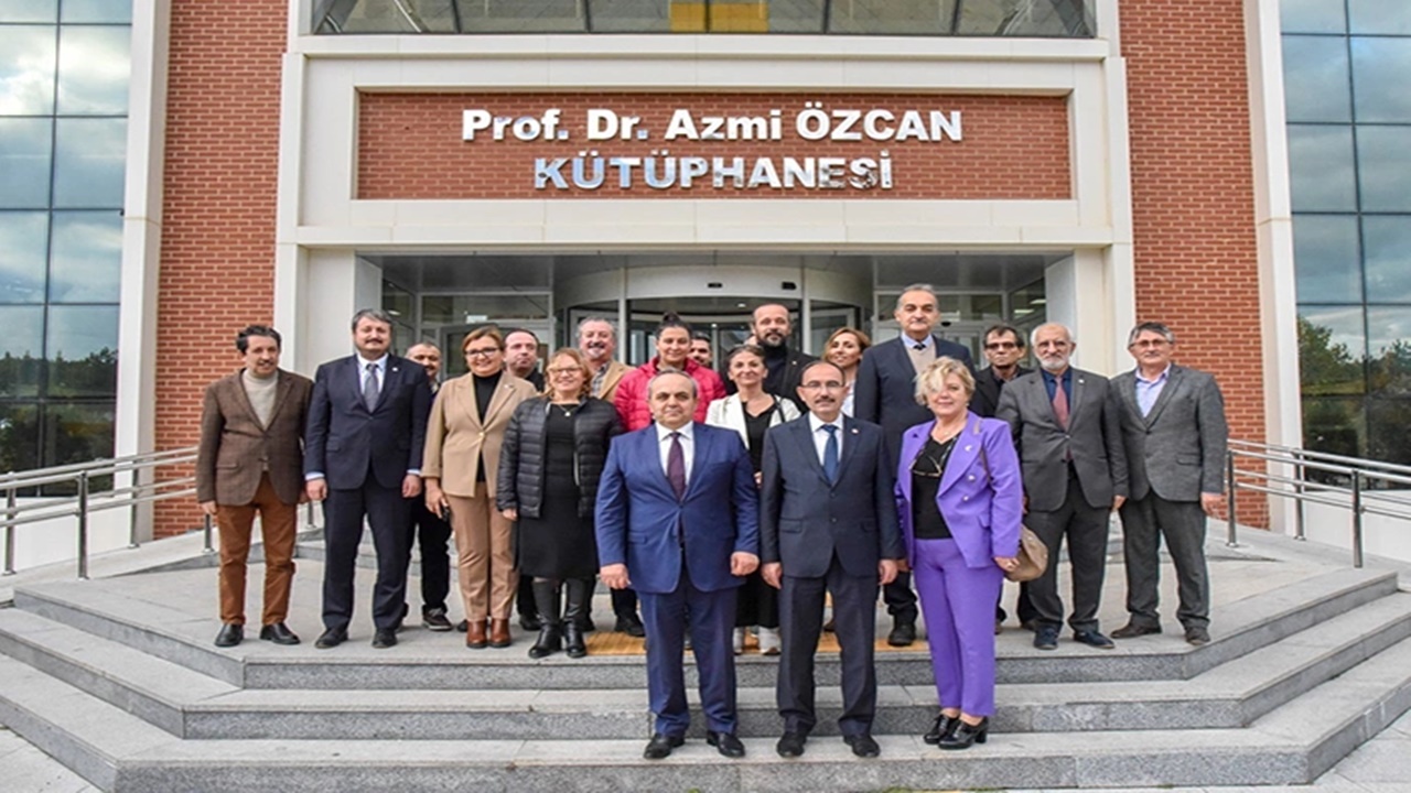 bilecik Şeyh edebali Üniversitesi kurucu rektörü azmi Özcanın adı kütüphaneye verildi