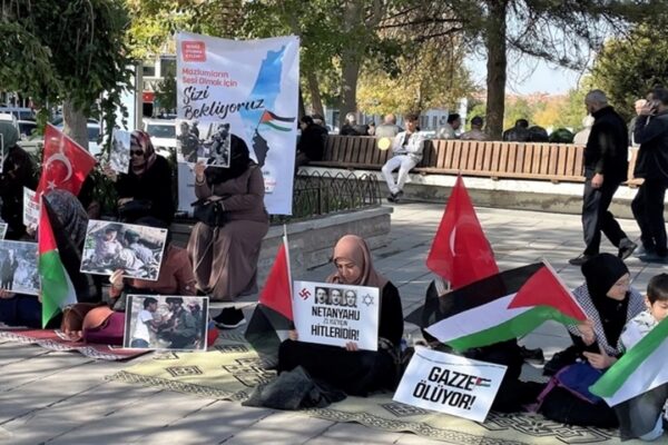 Bilecik’teki Kadınlar Gazze İçin Oturma Eylemi Başlattı