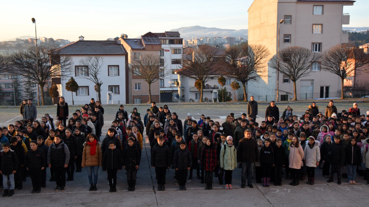 bilecikteki okullarda Şehitler İçin saygı duruşunda bulunuldu