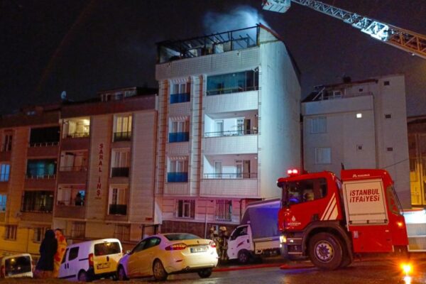 Bina Çatısında Çıkan Yangın İtfaiye Ekiplerince Söndürüldü