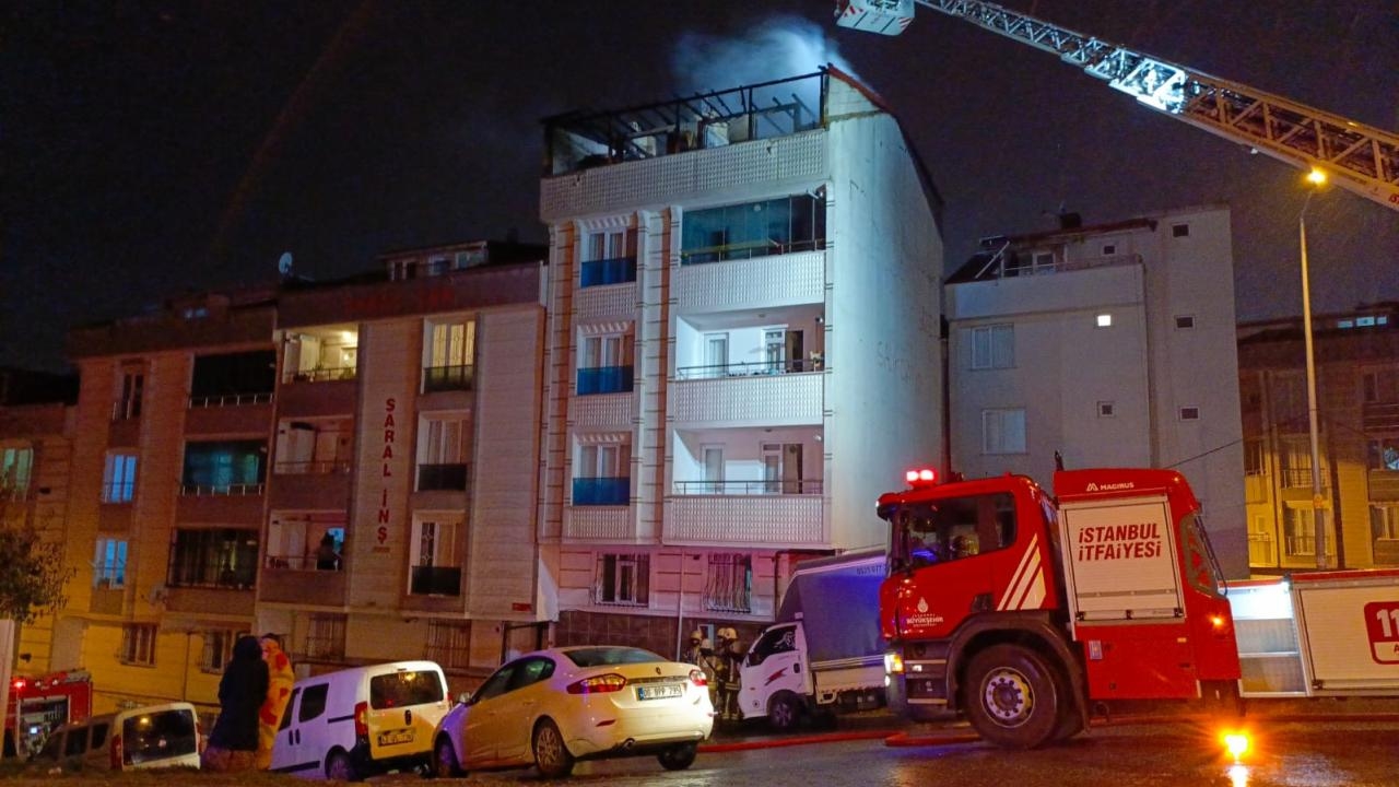 bina Çatısında Çıkan yangın İtfaiye ekiplerince söndürüldü