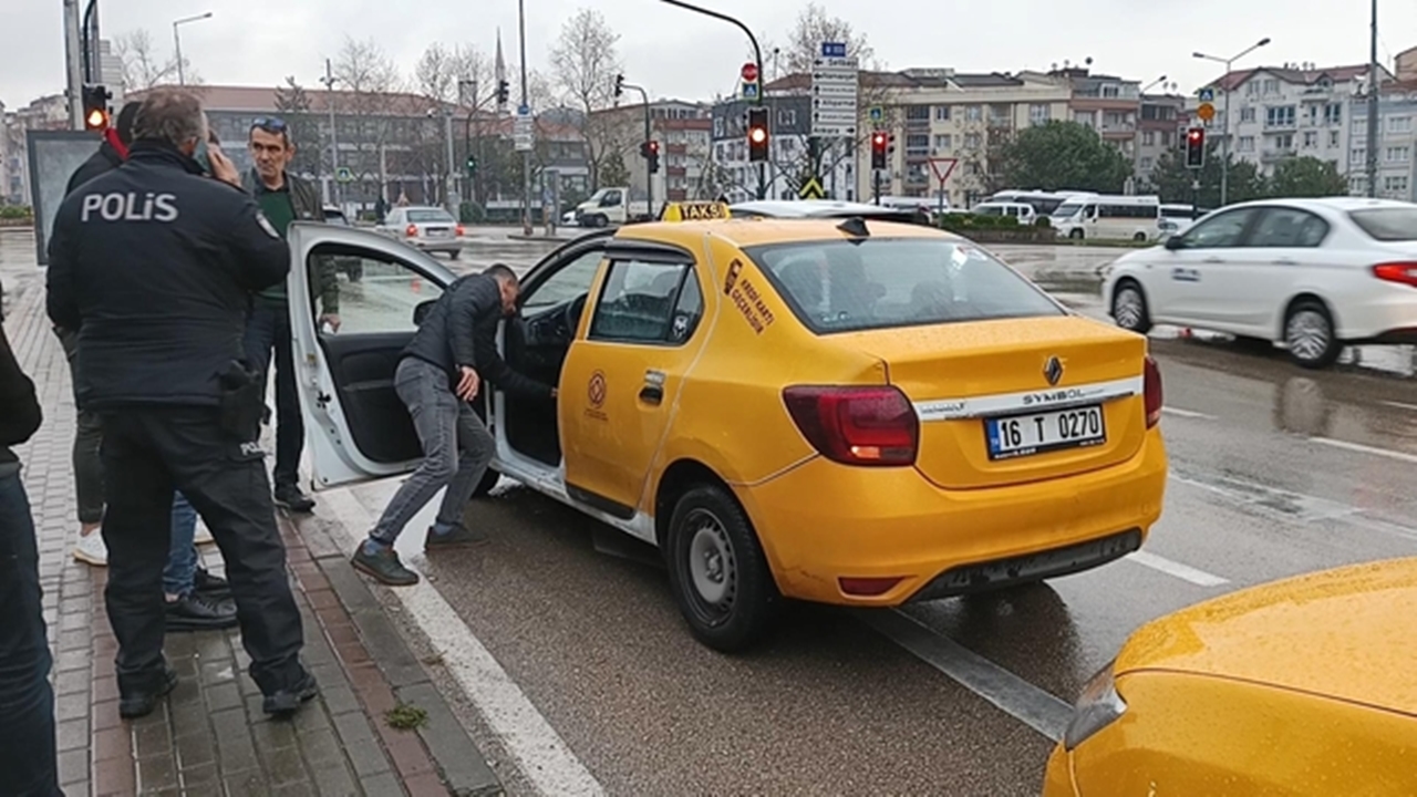 bindiği taksinin Şoförünü bıçakladı