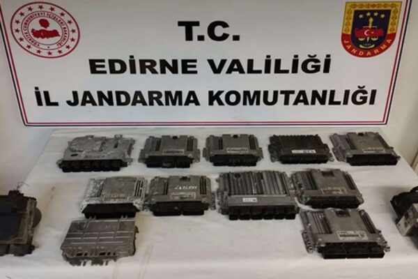 Bir Otomobilde Araç Parçaları ve Kaçak İçki Yakalandı