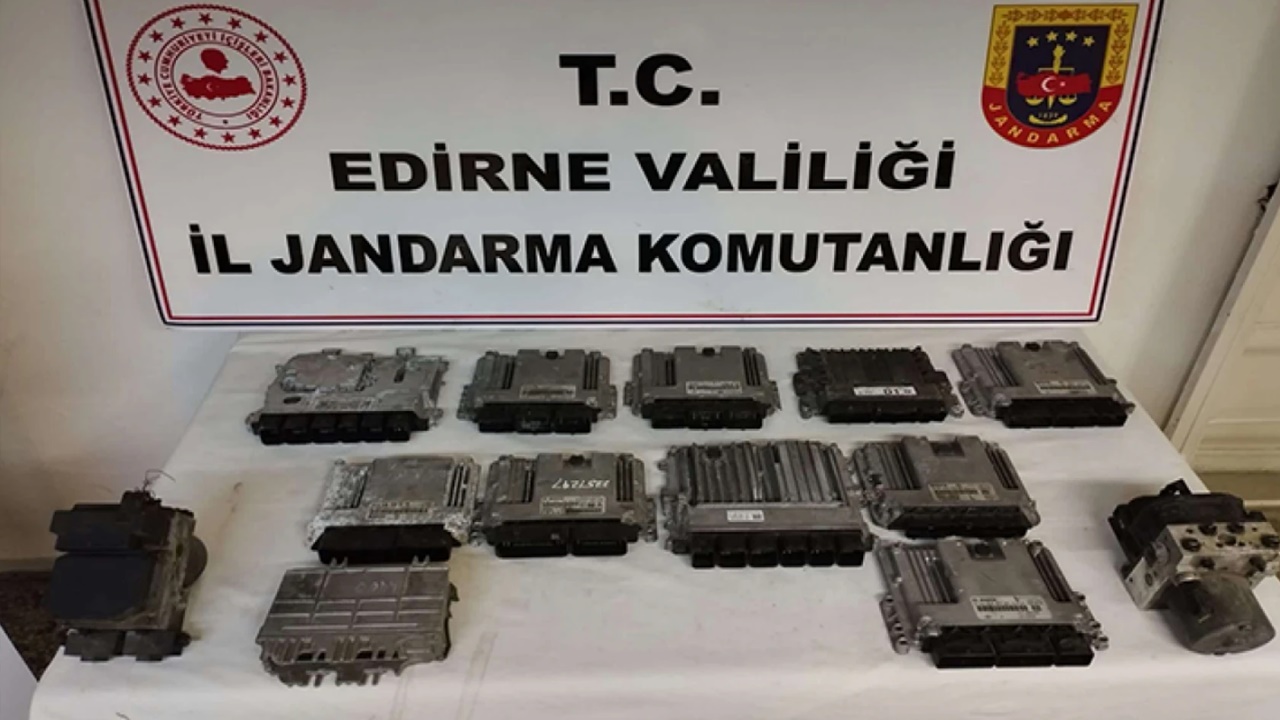 bir otomobilde araç parçaları ve kaçak İçki yakalandı