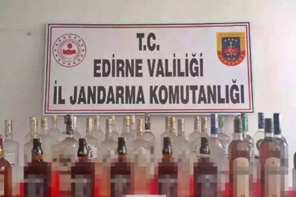 Bir Otomobilde Çok Sayıda Kaçak İçki Ele Geçirildi