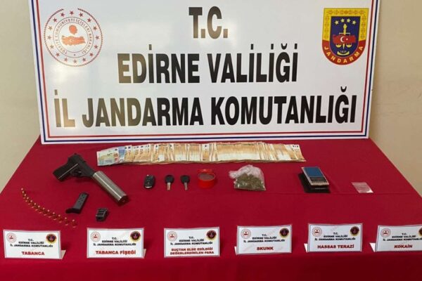 Bir Otomobilde Tabanca Ve Uyuşturucu Ele Geçirildi