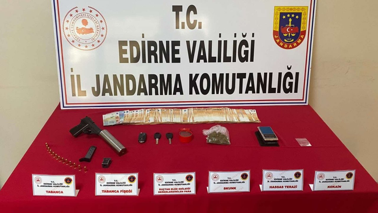 bir otomobilde tabanca ve uyuşturucu ele geçirildi