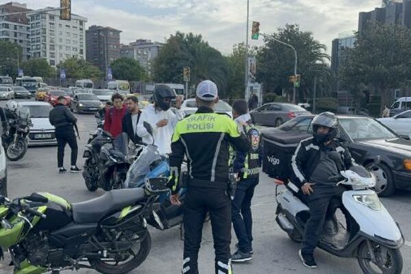 Bisiklet Yolunu Kullanan Motosiklet Sürücülerine Ceza Kesildi