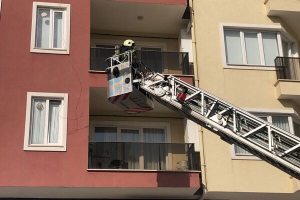 Bursa Yıldırım İlçesinde 10 Katlı Binada Çıkan Yangın Söndürüldü