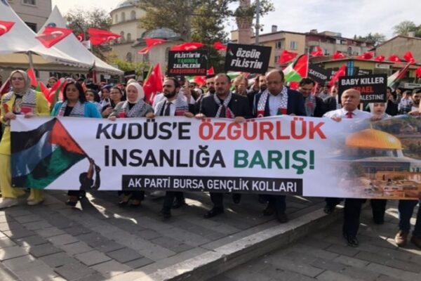 Bursa’da AK Parti’li Gençler Filistin İçin Destek Yürüyüşü Düzenledi