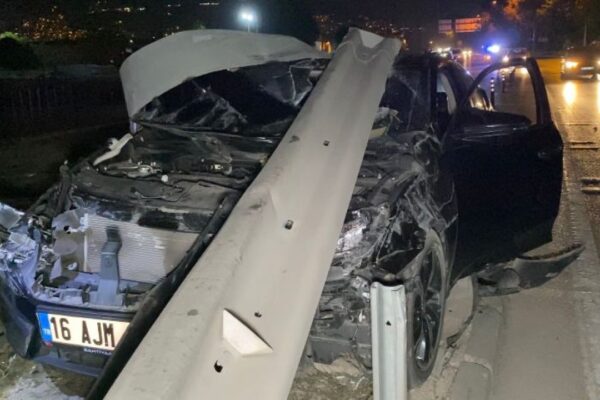 Bursa’da Bariyere Çarpıp Kaçan Sürücü Aranıyor