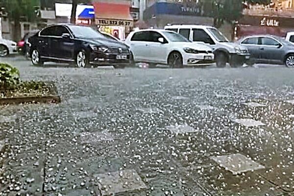 Bursa’da Etkili Olan Sağanak Ve Dolu Hayatı Olumsuz Etkiledi