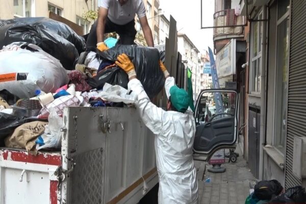 Bursa’da Evden 3 Kamyon Çöp Çıkarıldı