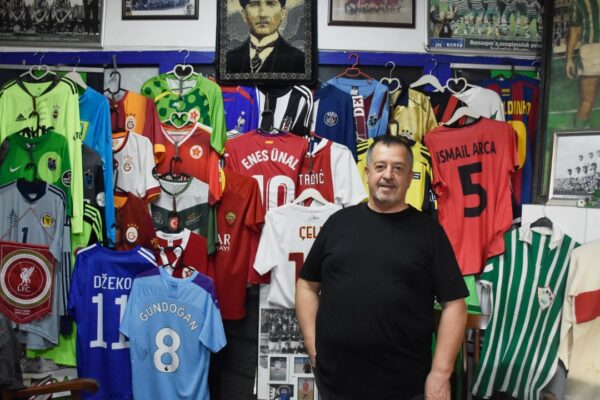 Bursa’da Oto Lastik İşletmecisi 40 Yıldır Topladığı Spor Formalarını Sergiliyor