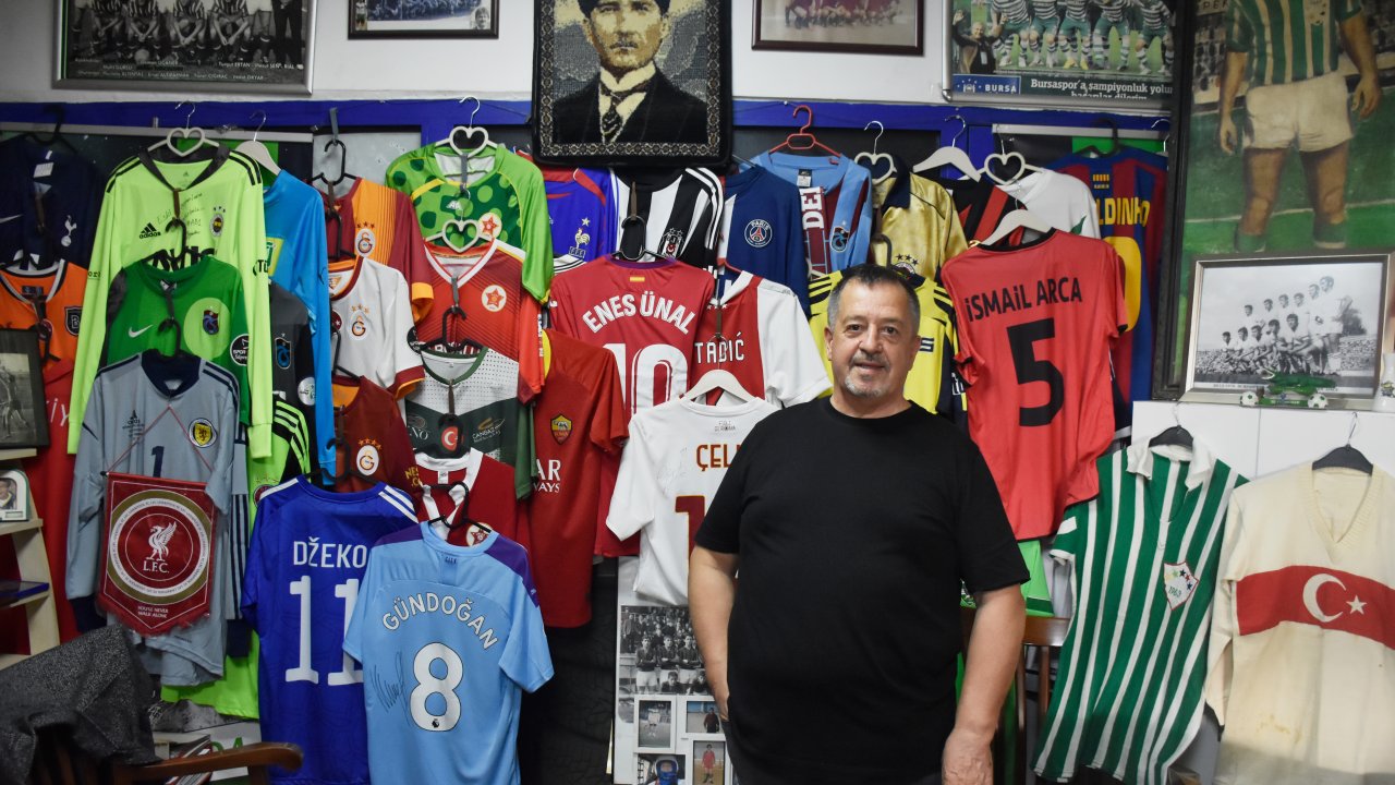 bursada oto lastik İşletmecisi 40 yıldır topladığı spor formalarını sergiliyor