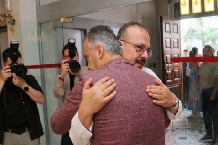 bursalılar vali canbolatı aydına uğurladı