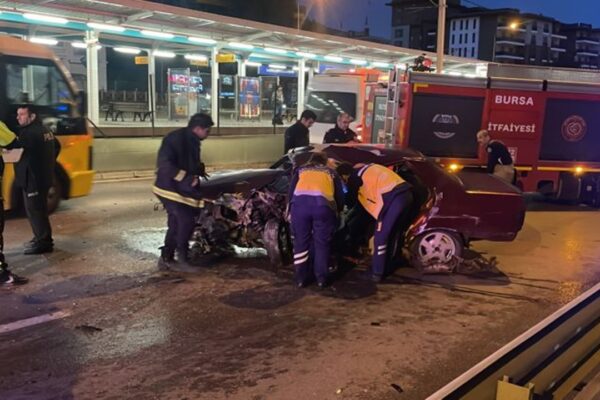 Bursaray’ın Duvarına Çarpan Otomobildeki Kişiler Yaralandı