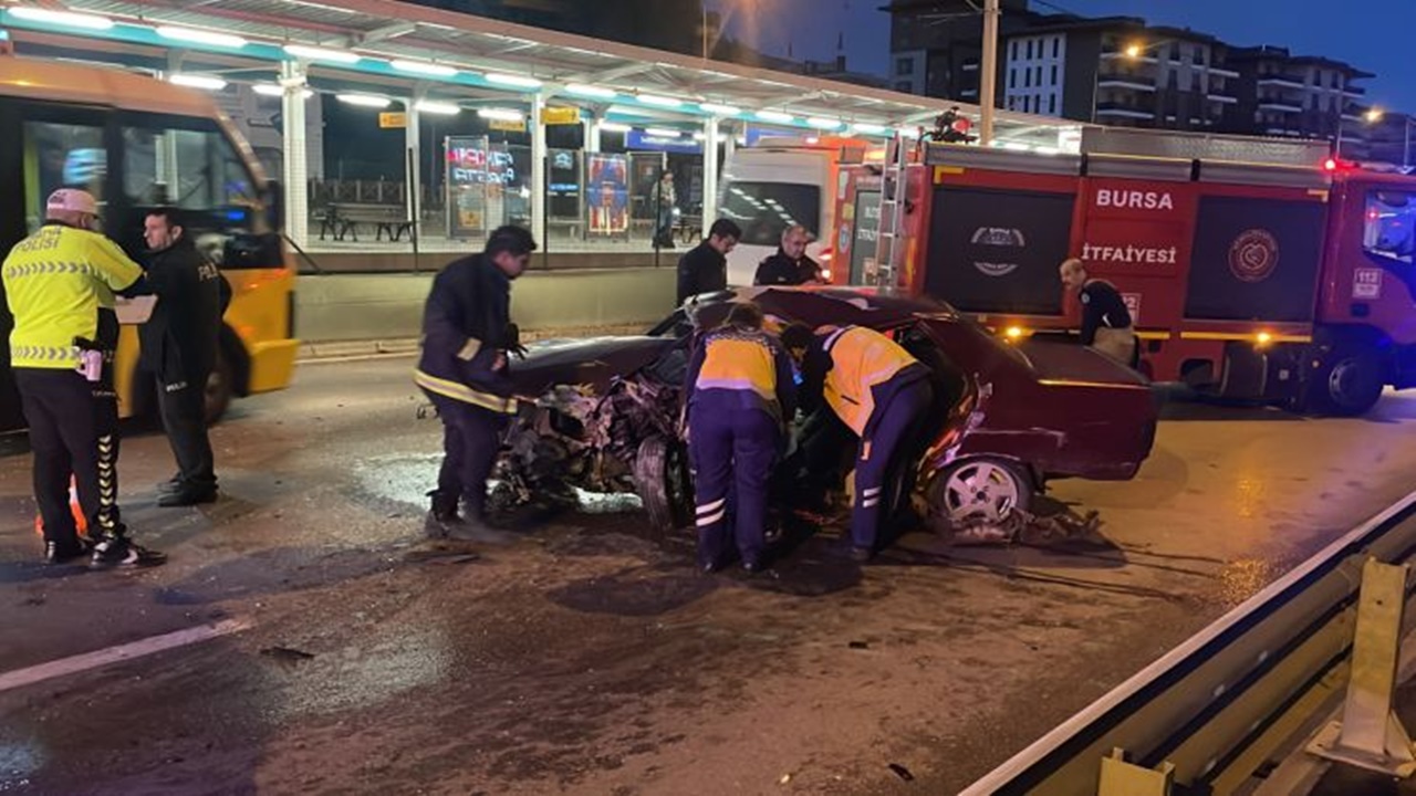 bursarayın duvarına Çarpan otomobildeki kişiler yaralandı