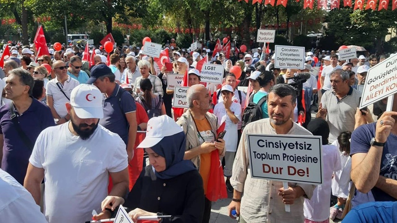 büyük aile platformundan lgbt propagandasına karşı buluşma