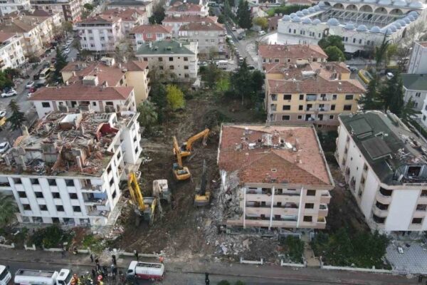 Büyükçekmece’de Deprem Riski Taşıyan Adalardaki 22 Blok Yıkıma Başlandı