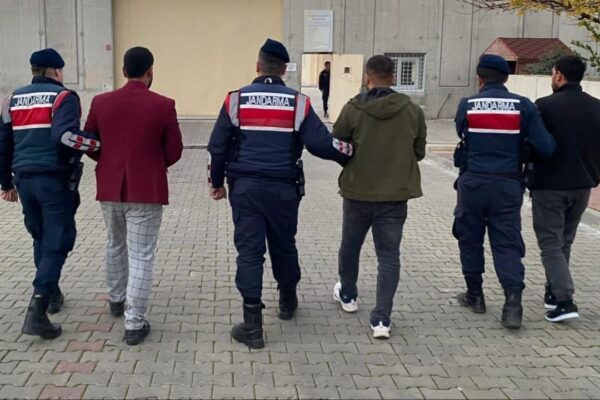 Çaldıkları Araçlarla Hırsızlık Yapan 4 Kişi Tutuklandı