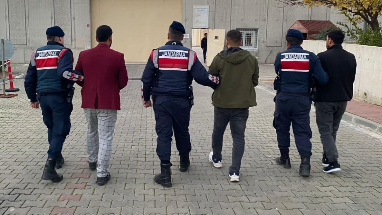 Çaldıkları araçlarla hırsızlık yapan 4 kişi tutuklandı